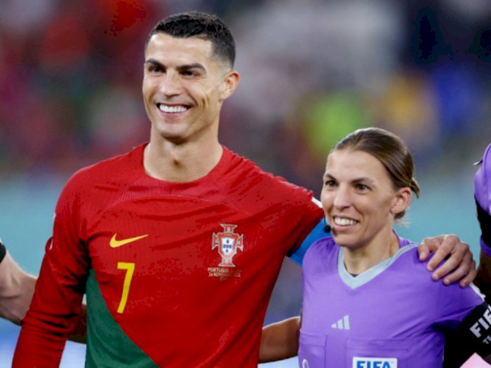 Gaya Energik Stephanie Frappart Wasit Cantik Pertama Piala Dunia Dirangkul Ronaldo