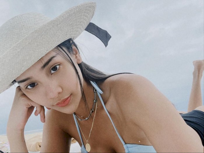 Anya Geraldine Tampil Seksi Pakai Bikini di Pinggir Pantai, Netizen: Janji Gak Ngezoom?
