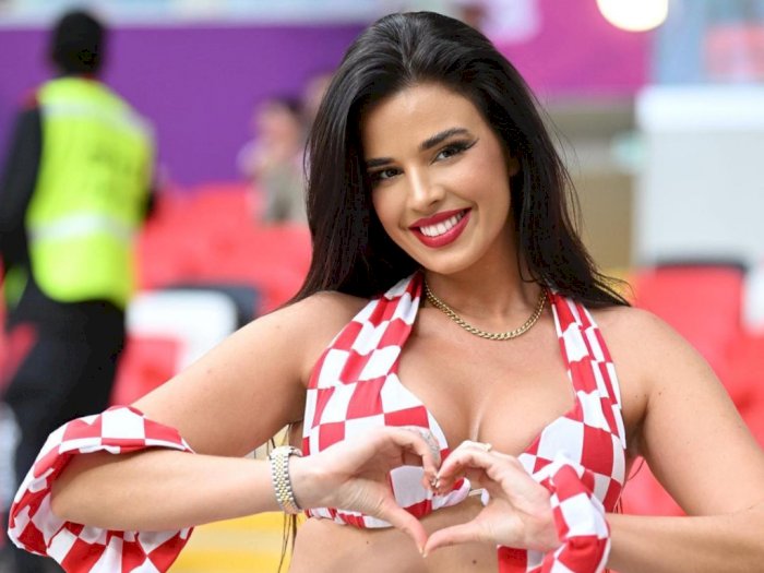 Eks Miss Kroasia Tampil Seksi Lagi Nonton Langsung Piala Dunia, Pakai Bikini Kotak-Kotak!