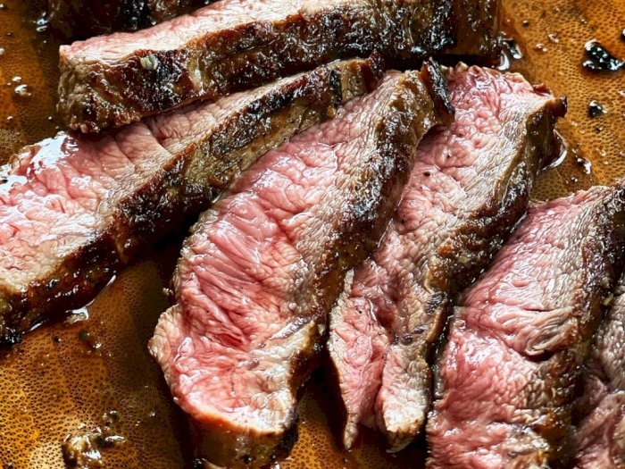 Tips Memasak Daging Steak Empuk dan Juicy ala Chef Hotel: Jangan Sering Dibolak-balik!