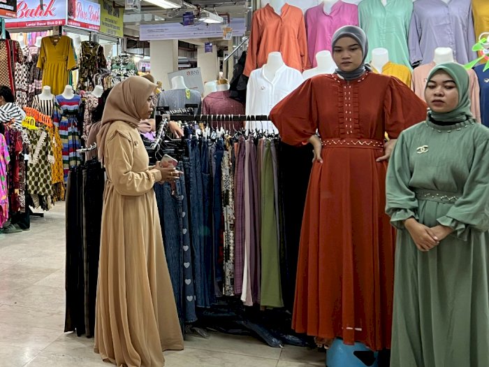 Unik! Pedagang di New Makassar Mall Cosplay Jadi Manekin "Hidup", Omzetnya Menggiurkan
