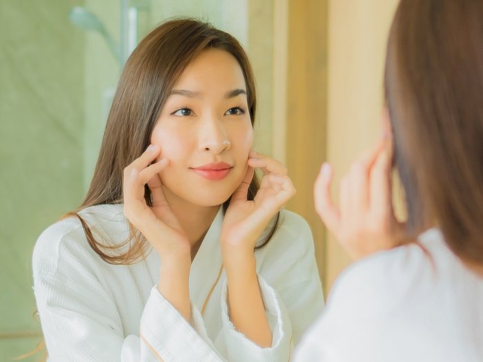 Pakai Skincare di Kulit Kering atau Lembap? Intip Petunjuk Pengaplikasiannya Biar Maksimal