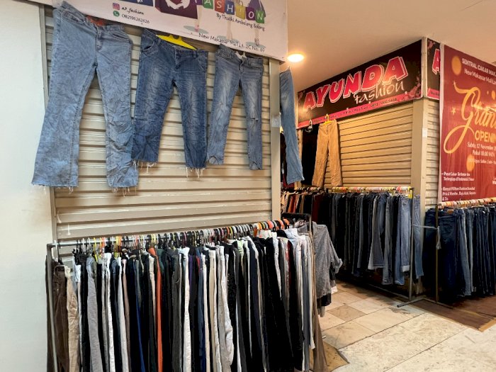 Berburu Pakaian Thrifting di New Makassar Mall, Harganya Mulai dari Rp5 Ribu Aja!
