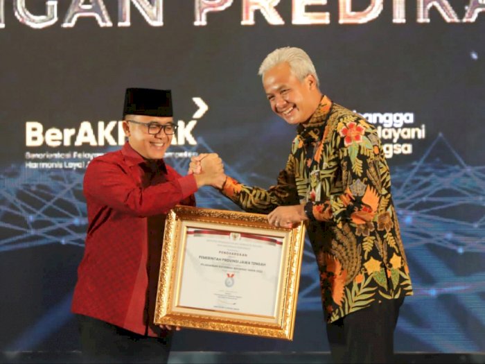 Mudahkan Layanan Publik, Ganjar Pranowo Terima Penghargaan dari Kemenpan RB