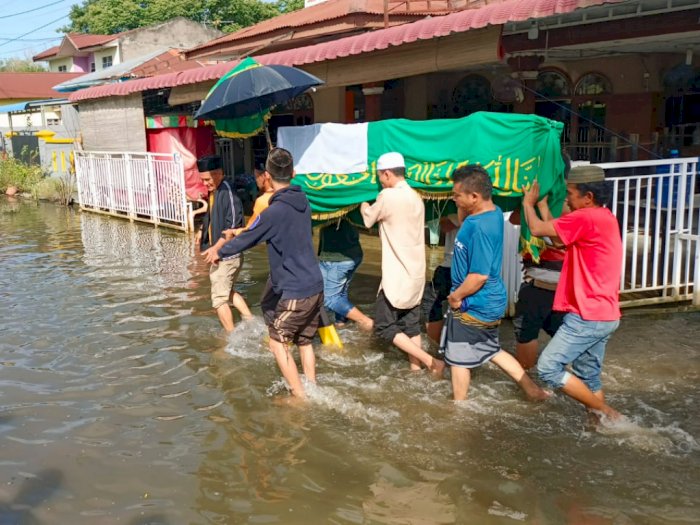 Warga Langkat Terabas Banjir Sambil Gotong Keranda Mayat, Alasannya Bikin Geleng Kepala 