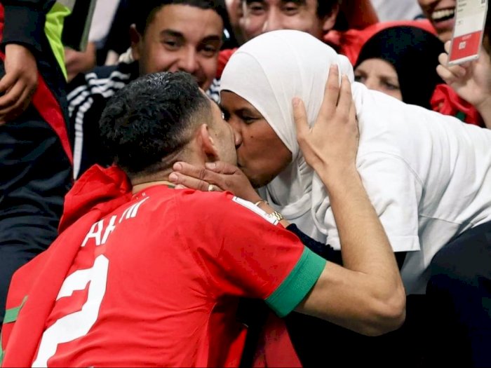 Bikin Baper, Hakimi Peluk dan Cium Sang Ibu Usai Bawa Maroko Ukir Sejarah di Piala Dunia