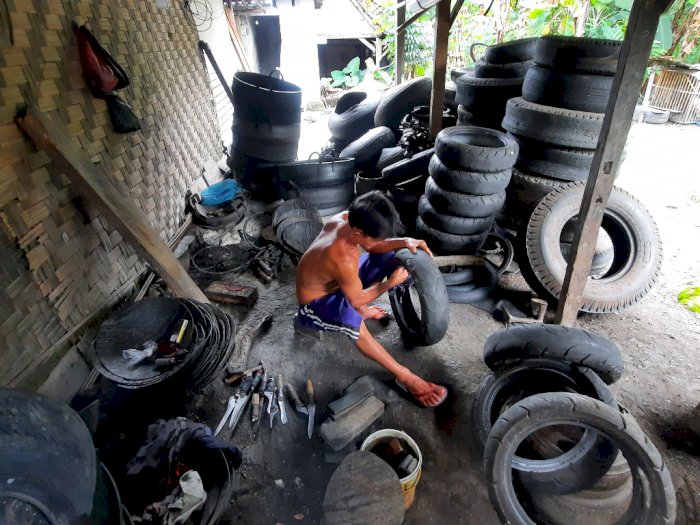 Kreatif! Pria Yogyakarta Sukses Mendaur Ulang Ban Bekas Jadi Ember Pendulang Cuan