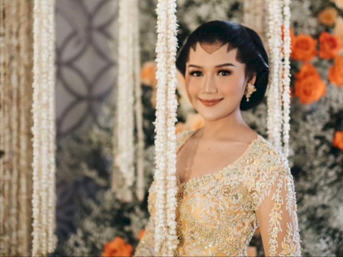 Kebaya Kuning Muda Cantik Erina Gudono di Upacara Dulang Pungkasan Sebelum Akad Nikah