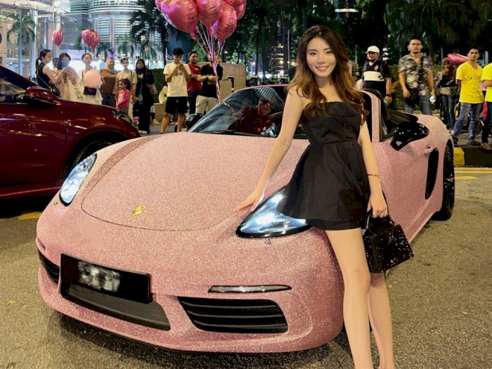 Bikin Iri! Berawal dari Candaan, Wanita Ini Dapat Hadiah Porsche 718 Spyder dari Pacarnya