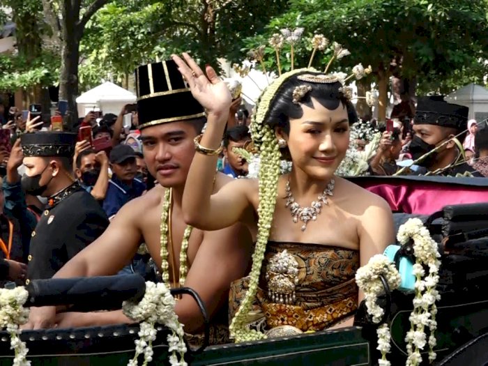 Kirab Pernikahan Kaesang dan Erina Dibanjiri Warga, Presiden Jokowi Bagi-bagi Suvenir 