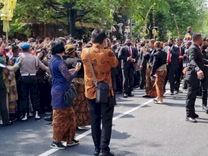 Potret Presiden Jokowi Turun dari Kereta Kencana Demi Menyapa Relawan saat Kirab 