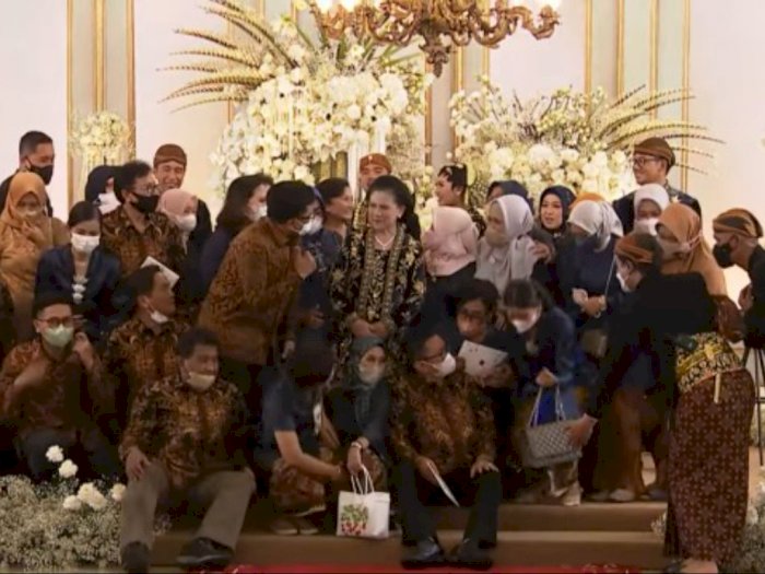Presiden Jokowi Pasrah, Iriana & Bestie Kuasai Tempat Foto di Ngunduh Mantu Kaesang-Erina