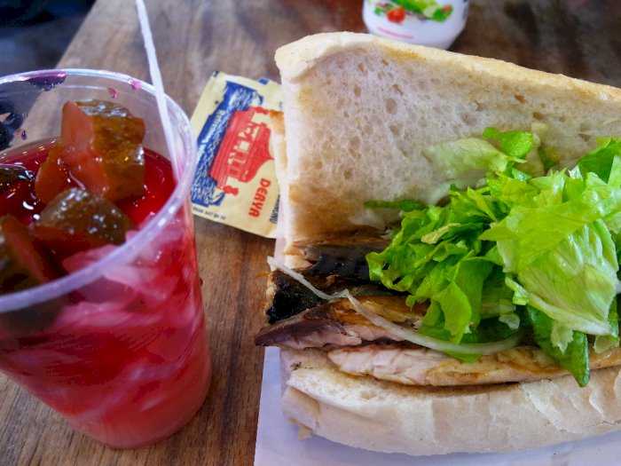 Balik Ekmek, Sandwich Ikan Kembung Khas Istanbul Disantap dengan Jus Acar! Gimana Rasanya?