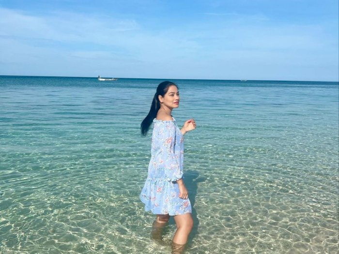 Potret Cantik Titi Kamal Pose di Pantai, Netizen: Enggak Capek Kelihatan Muda Terus?
