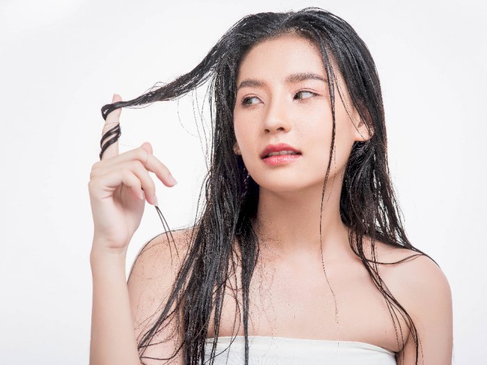 5 Rekomendasi Shampo untuk Rambut Kering, Hasilnya Halus Kayak Perawatan di Salon!