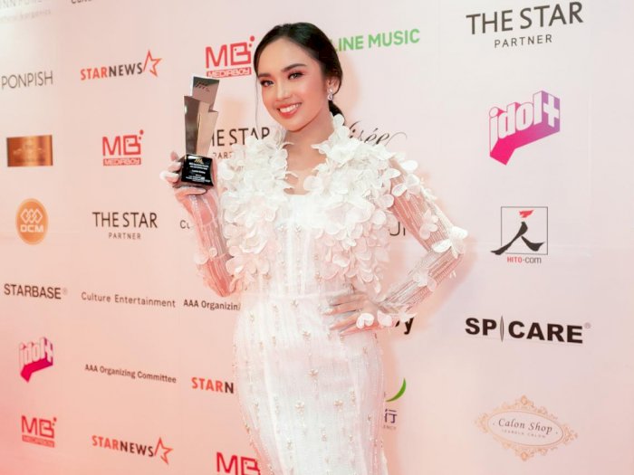 Raih Penghargaan Asia Artist Awards 2022, Lyodra Pukau Jepang dengan Balutan Dress Putih