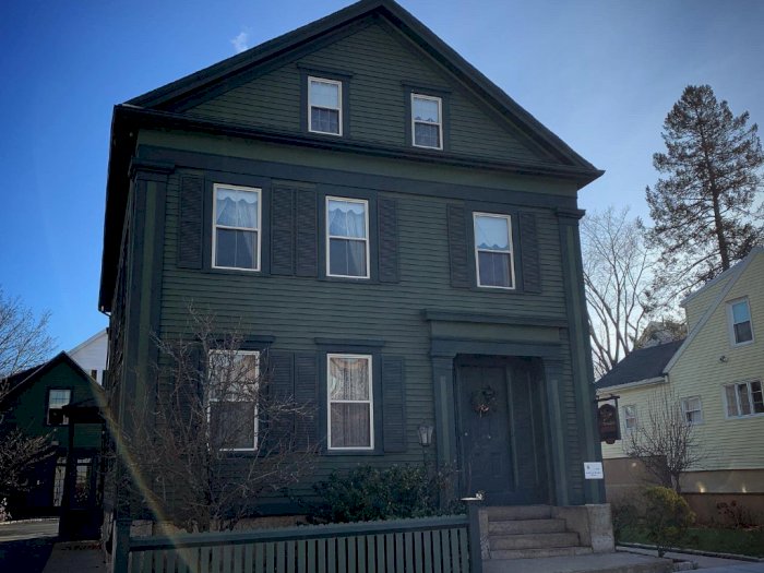 Kelihatan Normal, Rumah Ini Ternyata Merupakan Destinasi Horror Populer di Massachusetts