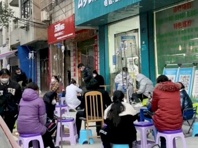 Rumah Sakit di China Kewalahan Tangani Pasien COVID-19 Usai Lockdown Dicabut