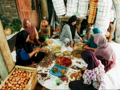 Mengenal Tradisi Rewang dalam Masyarakat Jawa, Budaya Gotong Royong dalam Memasak