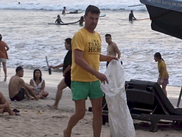 Bikin Takjub! Bule Ganteng Ngumpulin Sampah di Pantai Kuta, Ternyata Aksinya Rutin Digelar
