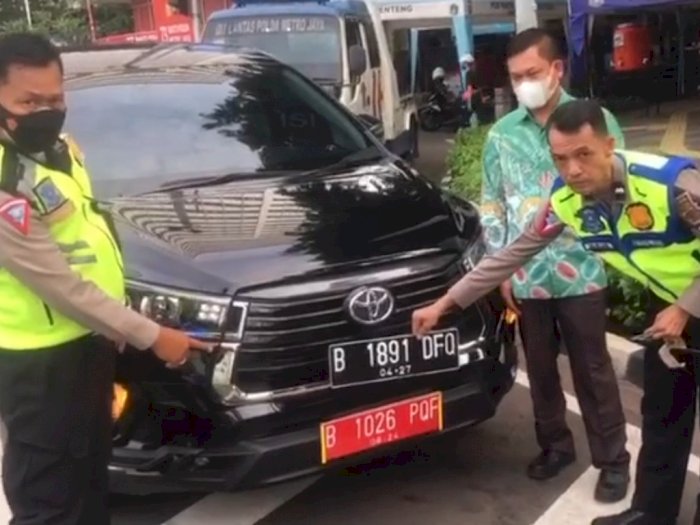 Viral Pemobil Pakai Pelat Merah Bodong di Bundaran HI, Ujung-ujungnya Ditindak Polisi