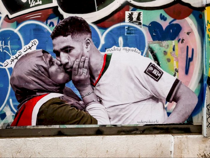 Mural Achraf Hakimi Dicium Sang Ibu Mejeng di Jalanan Barcelona, Ini Alasannya
