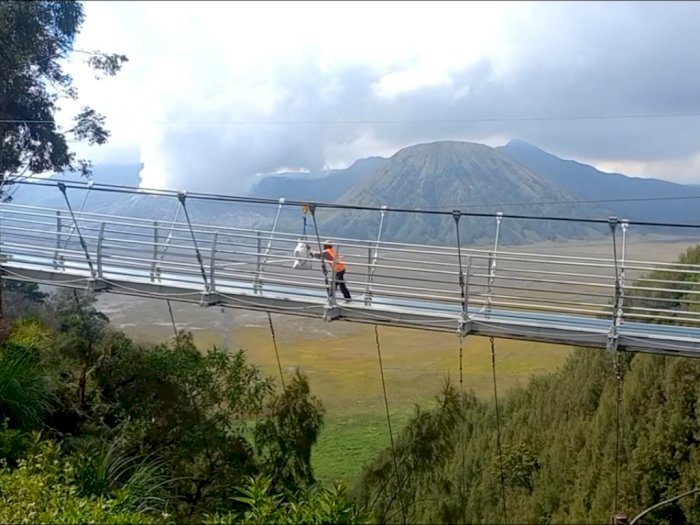 Luar Biasa! Gunung Bromo Punya Jembatan Kaca Sepanjang 120 Meter, Berani Coba?