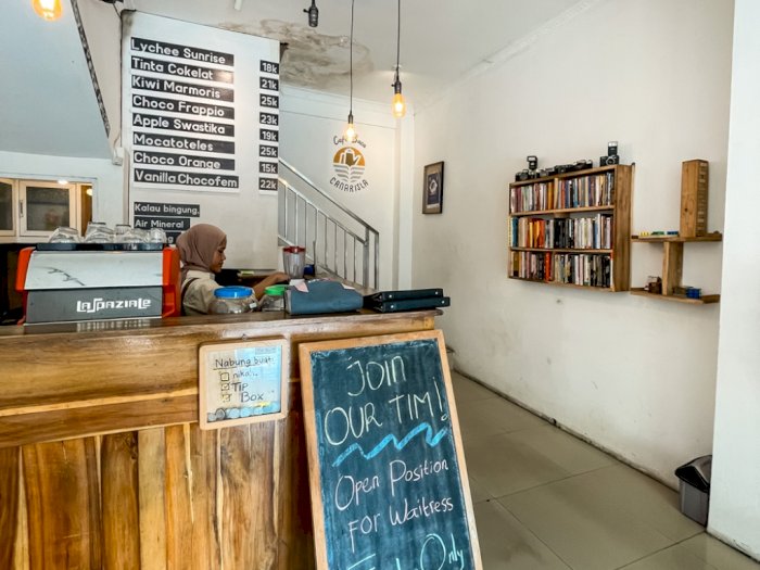 Kafe Kecil dan Nyaman di Solo InI Sediakan Kumpulan Buku Bagi Kalian yang Suka Baca