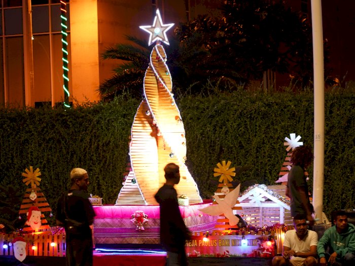 Puluhan Pohon Natal Berbentuk Tak Lazim Warnai Kupang, Salah Satunya dari Dewan Masjid!