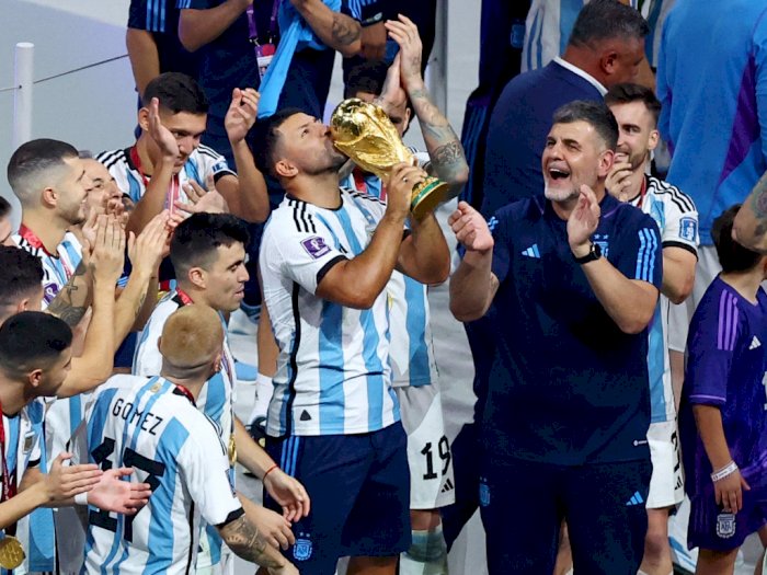 Momen Sergio Aguero Ikut Angkat Trofi Usai Argentina Juara Piala Dunia 2022