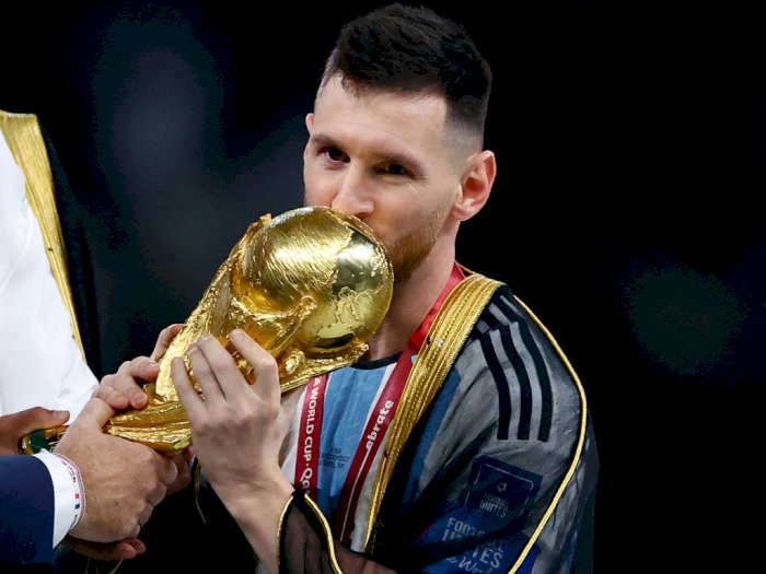 Terkesima Pegang Trofi Piala Dunia, Lionel Messi: Itu Hal Terindah!