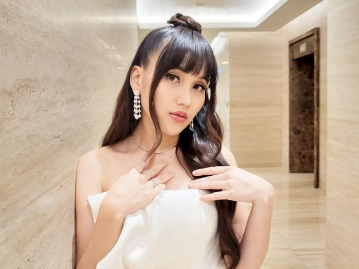 Ayu Ting Ting Tampil Berponi Pakai Gaun Putih, Sekilas Mirip Lucinta Luna