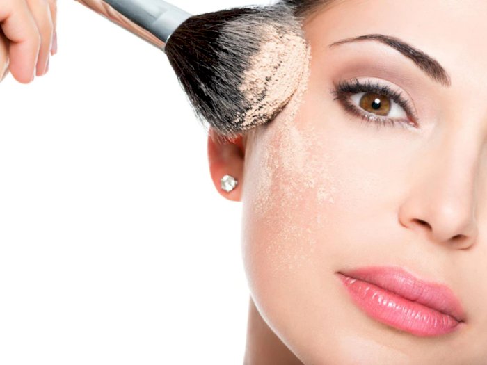 Ini Perbedaan Setting Powder dan Spray yang Bisa Bikin Makeup Tahan Lama, Pilih Mana?