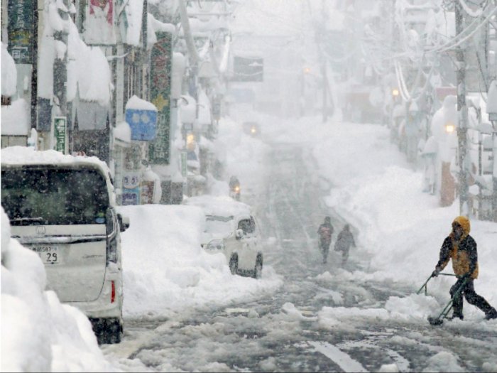 Terjebak di Salju yang Lebat, Pengemudi Mobil di Jepang  Terlantar 15 Jam!
