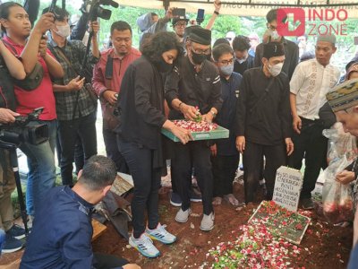Pemakaman Aminah Cendrakasih Mak Nyak Khidmat dan Cuaca Cerah, Dihadiri Kerabat dan Artis