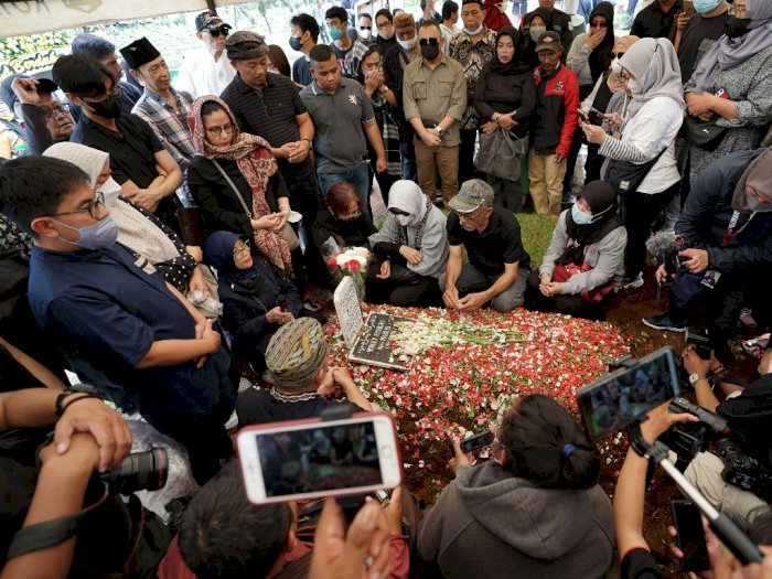 Foto: Pemakaman 'Mak Nyak' Aminah Cenderakasih, Dibanjiri Tangisan Keluarga 