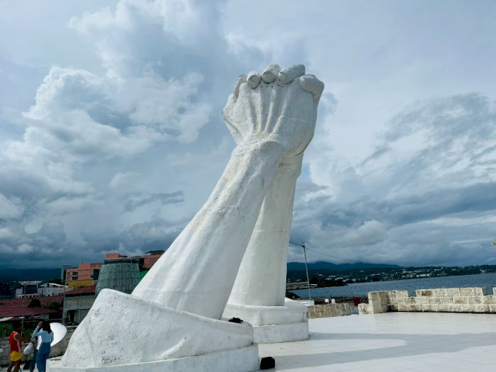 Begitu Datang ke Manado, Langsung Disambut Patung Tangan Berdoa, Apa Tujuannya? 