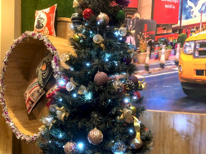 Totalitas! Sambut Natal, Kafe di Jakbar Ini Pajang Dua Pohon Natal Besar