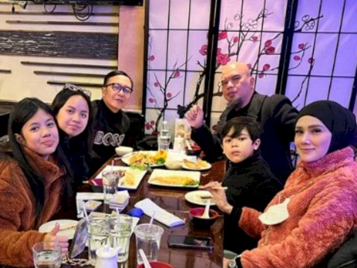 Momen Ari Lasso Makan Malam Natal Bareng Ahmad Dhani di New York, Ajak Para Anaknya