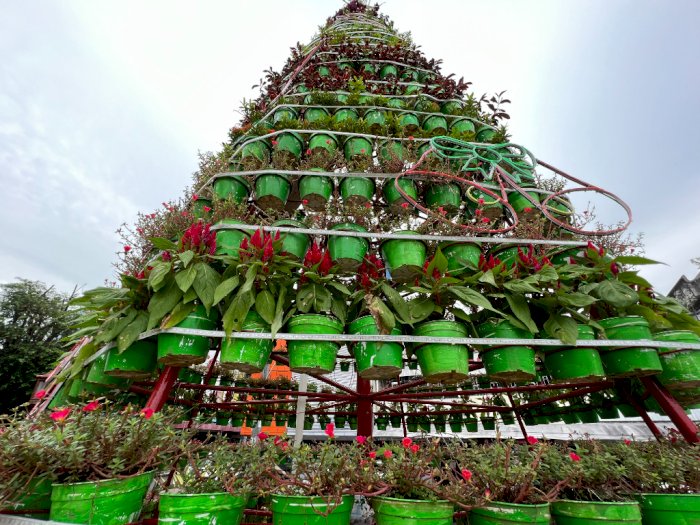 Indahnya Toleransi, Pohon Natal Raksasa di Manado Ternyata Dibuat Bersama Umat Muslim
