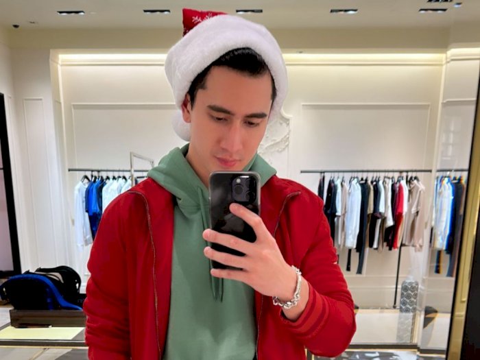 Verrel Bramasta Pakai Topi Santa dan Tukeran Kado buat Rayakan Natal: Pindah Agama?