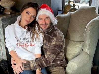 Victoria Pamer Pose Mesra Pakai Sweater 'All I Want For Christmas is David Beckham'