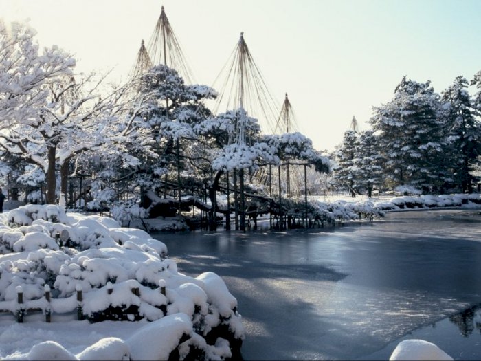 Taman Indah Berbalut Salju di Jantung Kanazawa jadi Destinasi Natal Terbaik di Jepang
