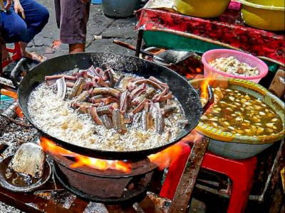 Wajib Coba Pedasnya Sambal Belut Bu Yuli, Kuliner Surabaya yang Viral Dimana-mana! 