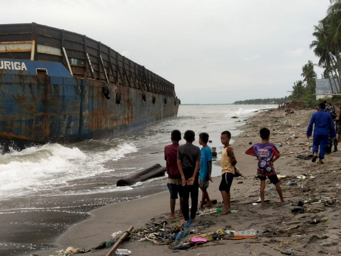 Bikin Geger! Kapal Tongkang Raksasa Terdampar di Pinrang Jadi Tontonan Warga