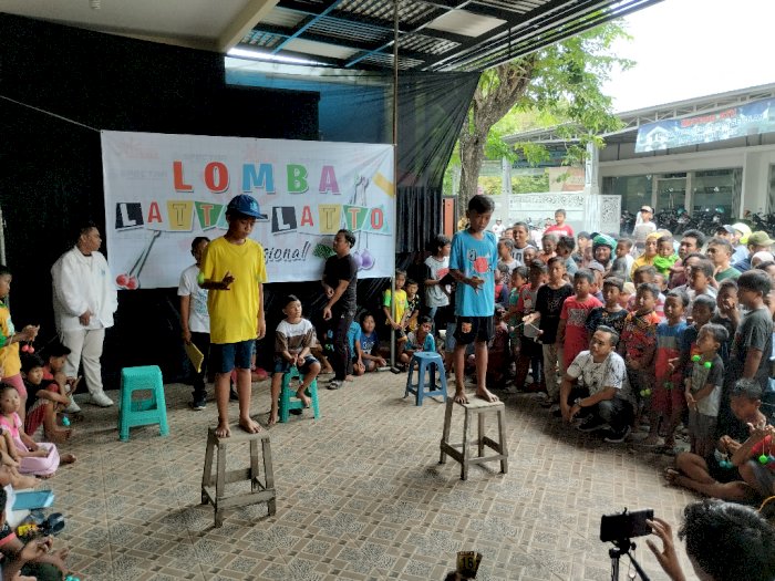 Kocak! Aksi Anak-anak Ikut Lomba Main Latto-Latto di Sumenep, Hadiahnya Bertabur Uang Cash
