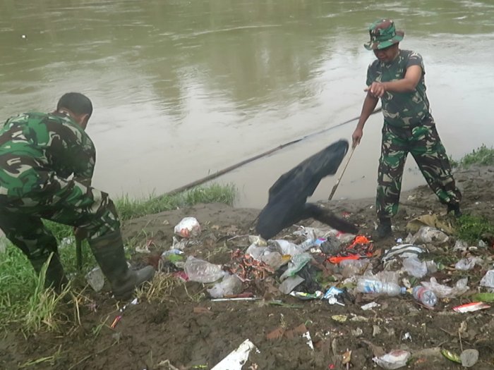 Jelang Malam Pergantian Tahun, TNI-Polri Bersih-bersih Bantaran Sungai Bengawan Solo