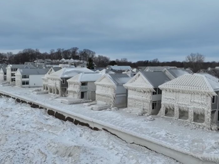 Penampakan Mengerikan Rumah Warga yang Membeku Terbungkus Es Akibat Badai Salju