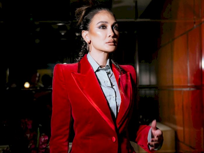 Luna Maya Pamer Penampilan Pakai Blazer Merah, Netizen Malah Singgung Nama Gading Marten