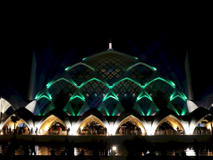 Bermandikan Cahaya, Inilah Potret Keindahan Masjid Al Jabbar Saat Malam Hari